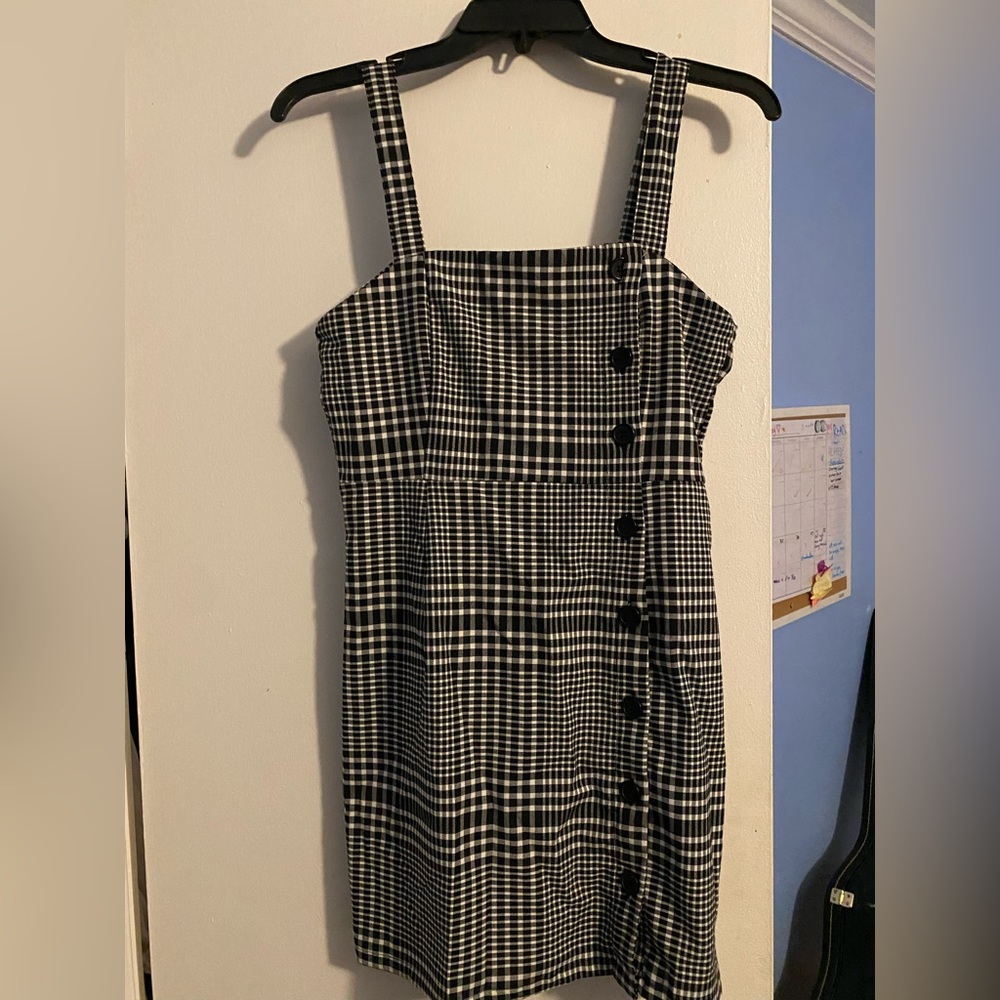 Cute dress that looks great with a short or long sleeve underneath!